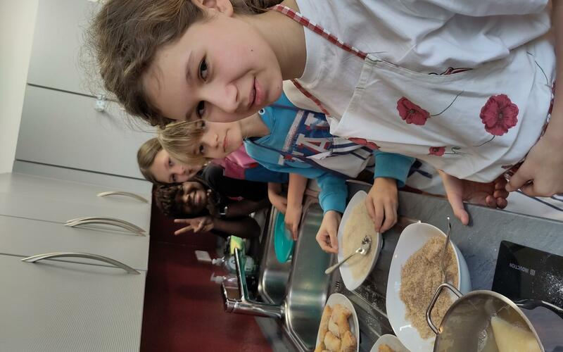 Die Schülerinnen und Schüler mit dem Backergebnis