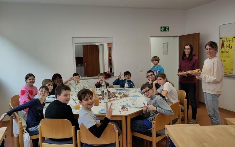 Die Schülerinnen und Schüler beim Verzehr