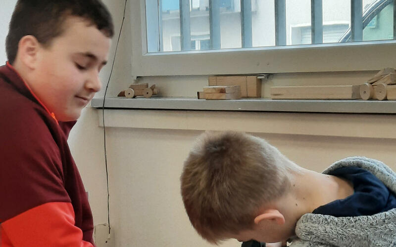 Zwei Jungs im Werkraum