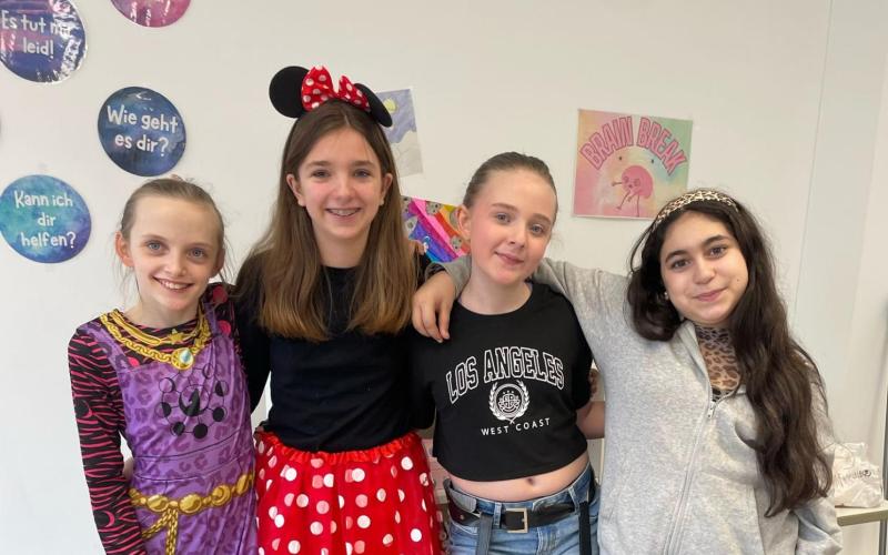 vier verkleidete Schülerinnen