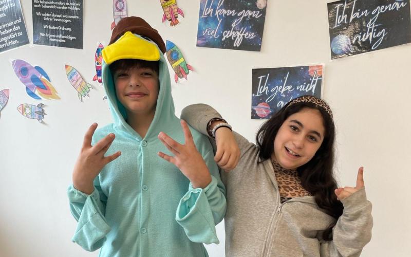 Zwei verkleidete Schüler:innen