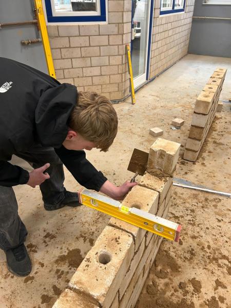 Schüler beim Herstellen einer Mauer